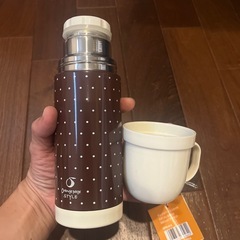 コップ付きの水筒の画像