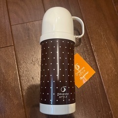 コップ付きの水筒の画像