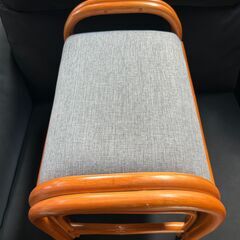 未使用品‼　萩原　籐立ち上がりスツ－ル　少しひび割れありの画像