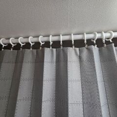 ポールと部屋の仕切りに使用していた防炎カーテンの画像