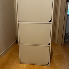 無料　ニトリの扉付き　白　3段カラーボックス　　高さ88㎝　幅42㎝　奥行30㎝の画像