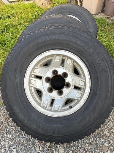 近く処分予定！　スタッドレスタイヤ　265/70 R15 ランクル　SUV