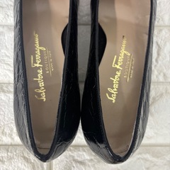【未使用保管品】Ferragamo サルヴァトーレフェラガモ ヴァラ リボン パンプス クロコ型押し 24.0cmの画像