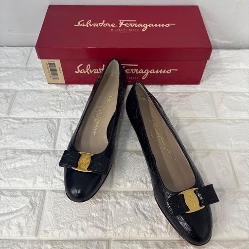 【未使用保管品】Ferragamo サルヴァトーレフェラガモ ヴァラ リボン パンプス クロコ型押し 24.0cm