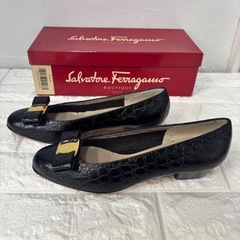 【未使用保管品】Ferragamo サルヴァトーレフェラガモ ヴァラ リボン パンプス クロコ型押し 24.0cmの画像