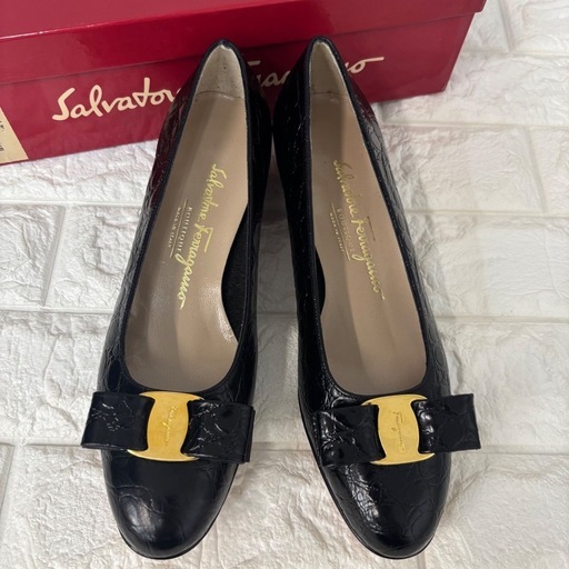 【未使用保管品】Ferragamo サルヴァトーレフェラガモ ヴァラ リボン パンプス クロコ型押し 24.0cm