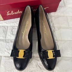 【未使用保管品】Ferragamo サルヴァトーレフェラガモ ヴァラ リボン パンプス クロコ型押し 24.0cmの画像