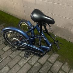 リサイクルショップどりーむ荒田店　No498 折りたたみ自転車　２０インチ　ギア切り替え付き　ライト付き　キレイなネイビーカラー♪　折りたたみ可能で便利♪　状態良好♪の画像