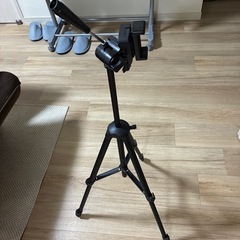 黒の調整可能な三脚の画像