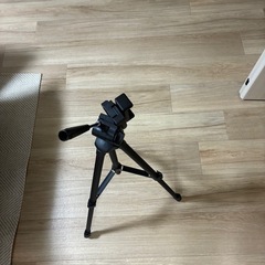 黒の調整可能な三脚の画像