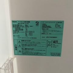 冷蔵庫と棚の画像