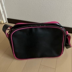 スポーツバッグ　子供用　黒色　ピンク色　PUMAの画像