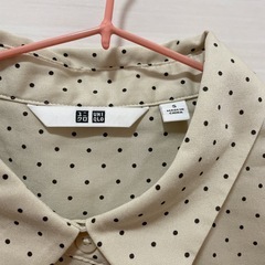 新品タグ付 UNIQLO レーヨンプリントブラウス 長袖 ベージュ ドットの画像