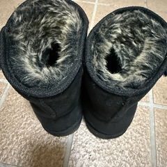 黒いムートンブーツの画像