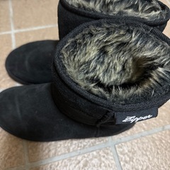 黒いムートンブーツの画像