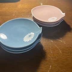 赤と青の小皿各3枚の画像