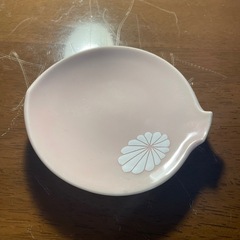 赤と青の小皿各3枚の画像