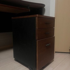 【高級感あり】木製デスク（引き出しタイプの収納付き
）の画像
