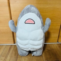マッスルサメ ぬいぐるみ ほぼ未使用 35cm　筋肉 かわいい 癒し ゆるふわ おっとり BIGサイズ 大きい 鮫 さめ マッスルシャーク マッチョ 腹筋 シックスパック プリケツ おもちゃ 子供向け ギフト プレゼント インテリア 人形 ぬい 抱き枕 枕 綿入り 動物 海 SHEIN シーイン シーン 通販 Amazon 楽天市場 人気商品の画像