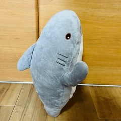 マッスルサメ ぬいぐるみ ほぼ未使用 35cm　筋肉 かわいい 癒し ゆるふわ おっとり BIGサイズ 大きい 鮫 さめ マッスルシャーク マッチョ 腹筋 シックスパック プリケツ おもちゃ 子供向け ギフト プレゼント インテリア 人形 ぬい 抱き枕 枕 綿入り 動物 海 SHEIN シーイン シーン 通販 Amazon 楽天市場 人気商品の画像