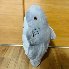 マッスルサメ ぬいぐるみ ほぼ未使用 35cm　筋肉 かわいい 癒し ゆるふわ おっとり BIGサイズ 大きい 鮫 さめ マッスルシャーク マッチョ 腹筋 シックスパック プリケツ おもちゃ 子供向け ギフト プレゼント インテリア 人形 ぬい 抱き枕 枕 綿入り 動物 海 SHEIN シーイン シーン 通販 Amazon 楽天市場 人気商品の画像