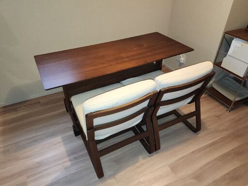 無印良品のダイニングテーブルと椅子