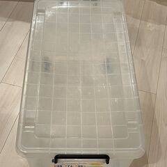 【無償でお譲りします】衣類などの収納に利用可能な日本製プラスチック収納ケース（幅39X奥行74X高さ35cm）②の画像