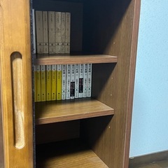 扉付き木製本棚　スライドドアの画像
