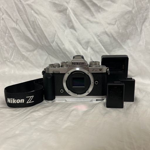 Nikon zfc　　ボディ　シルバー