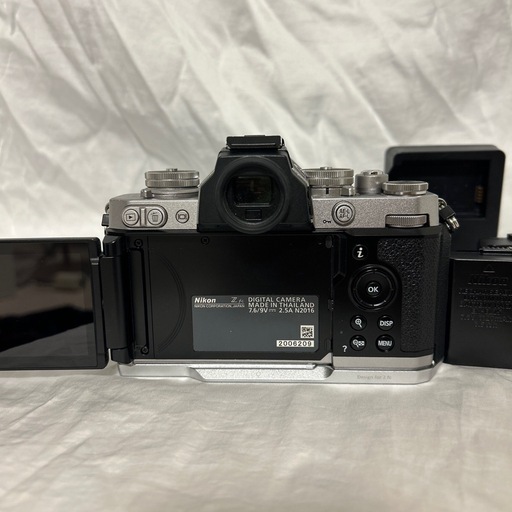 Nikon zfc　　ボディ　シルバー