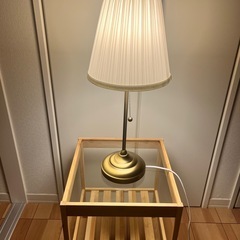 IKEA【 ベッドサイドテーブル ＆ ライト セット】✨の画像