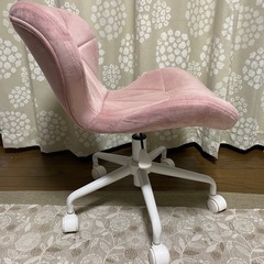 まあるいフォルムのカジュアルチェア　アッシュピンク色の画像