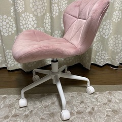 まあるいフォルムのカジュアルチェア　アッシュピンク色の画像