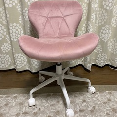 まあるいフォルムのカジュアルチェア　アッシュピンク色の画像