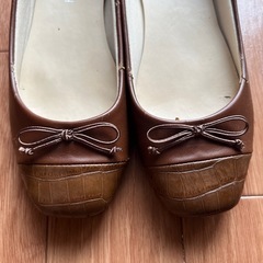 茶色パンプスの画像