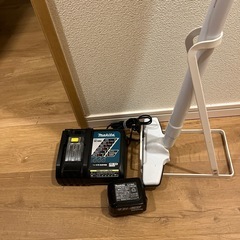 【makita】マキタ スティッククリーナー＆充電器　の画像