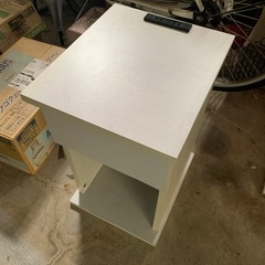 【ご自由にお持ち帰りください】コンセント付き家具の画像