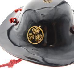武具・飾り 陣笠 甲冑風 工芸品 漆塗り風 家紋入り 飾り兜 織田木瓜風 赤紐付き 和風装飾品 三つ葉葵の画像