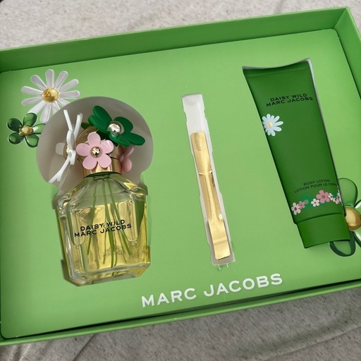 marc jacobs daisy wild 香水 ボディーローション ギフト
