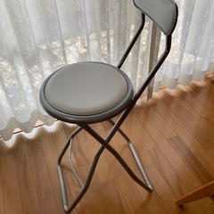 折りたたみ椅子　白　ハイチェアの画像