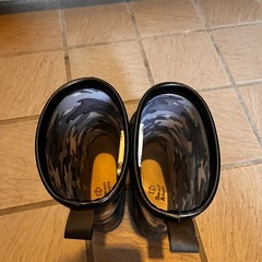 クロックスと長靴の画像