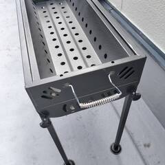 バーベキューコンロと木炭のセットの画像