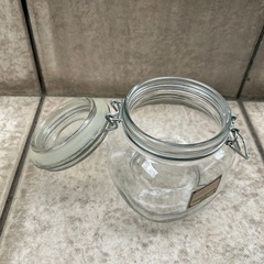 ガラスの入れ物の画像