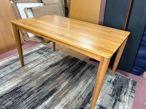 オーク無垢材の気品のあるダイニングテーブル