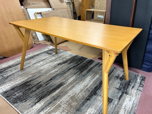 超モダンな4人掛ダイニングテーブル