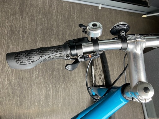 【9/28まで】GIANT ESCAPE R DISC 2022 ブルー・ダークシルバー 500 (M)