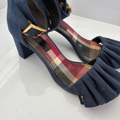 【ブルーレーベル】24㎝ 
ネイビー フリルサンダルの画像