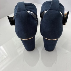 【ブルーレーベル】24㎝ 
ネイビー フリルサンダルの画像