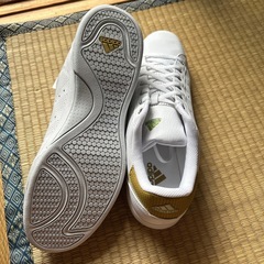 新品‼️アディダス、テニススニーカー‼️ホワイト&ゴールド‼️27・5
センチ‼️の画像