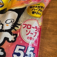 LION 猫用トイレ砂　ニオイをとる砂5.5L フローラルソープの香り未開封品の画像